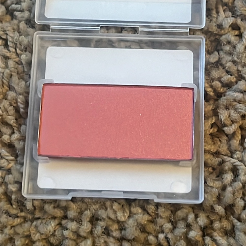 Mary Kay  ROGUE ROSE Blush - Picture 2 of 2